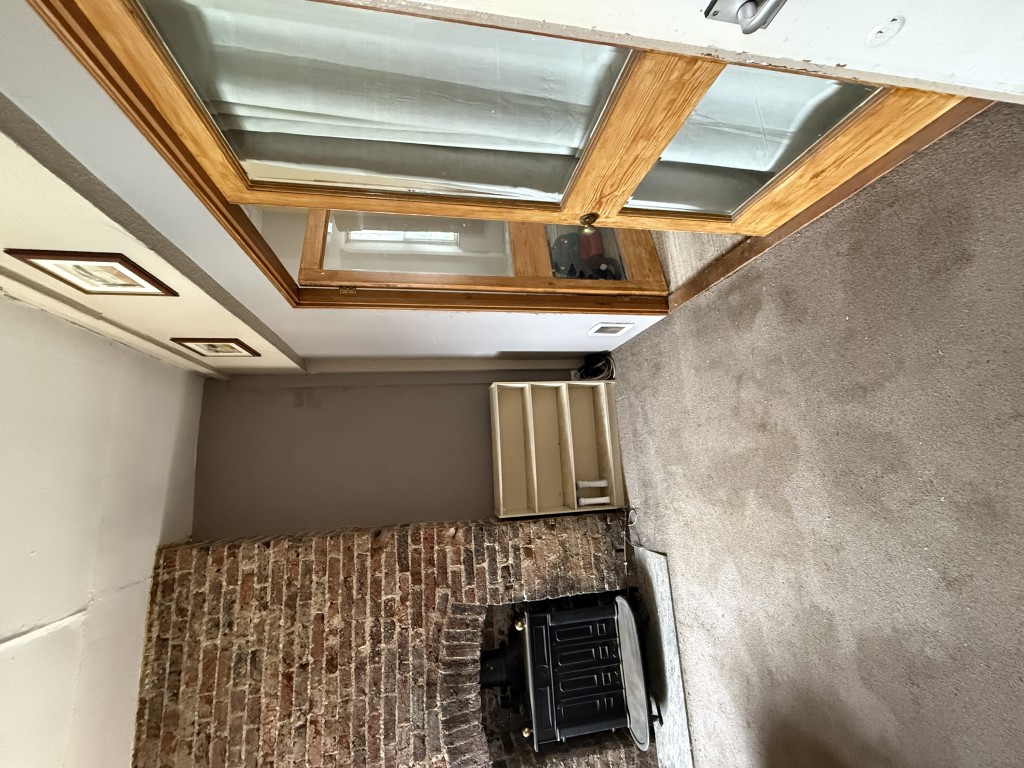Lot: 82 - MIXED RESIDENTIAL AND COMMERCIAL BUILDING WITH POTENTIAL - View of wooden double doors leading to reception room